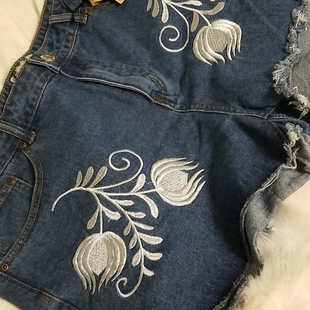 NWT Plus size Boohoo shorts size 16